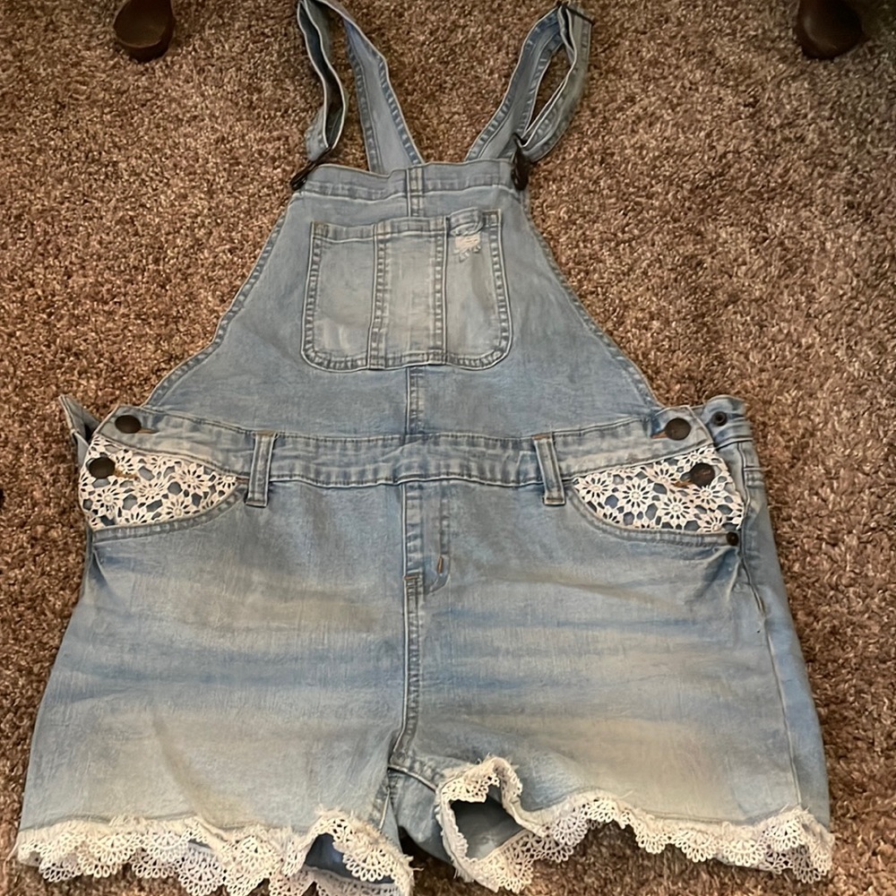 Overalls shorts with flower lace Size: 18